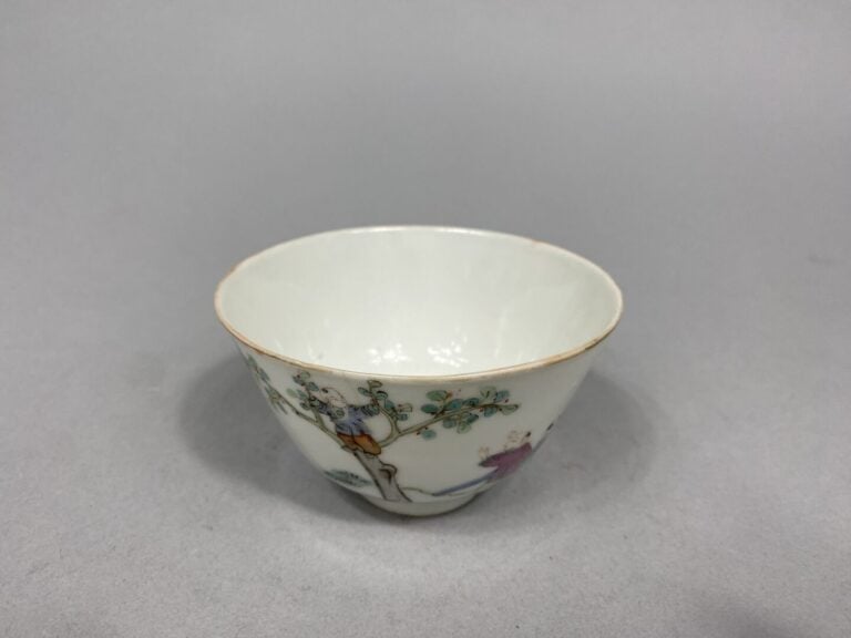 Chine - Bol en porcelaine à décor émaillé dans le goût de la famille rose d'enf…