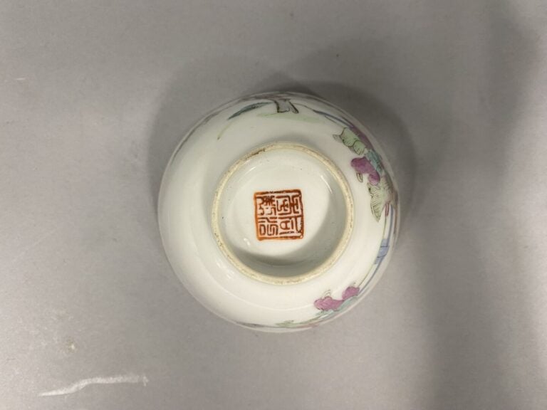Chine - Bol en porcelaine à décor émaillé dans le goût de la famille rose d'enf…