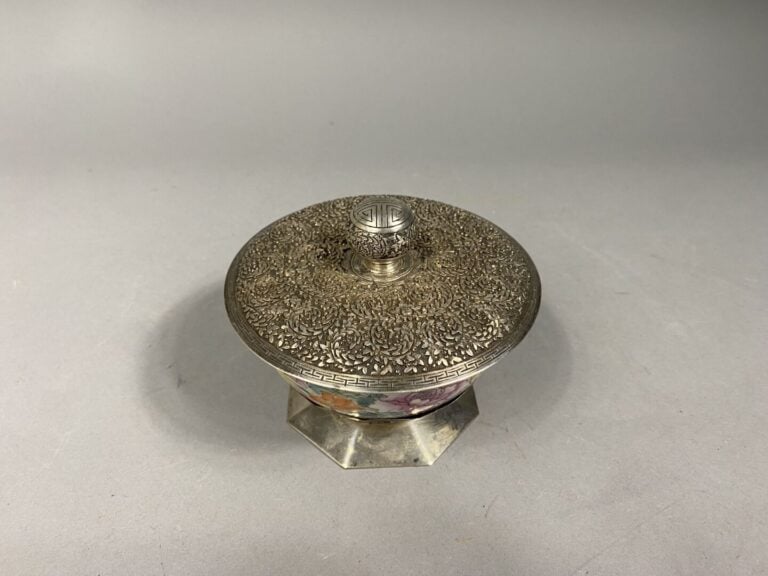 **Chine - Bol en porcelaine émaillée à décor polychrome dit mille fleurs. Montu…