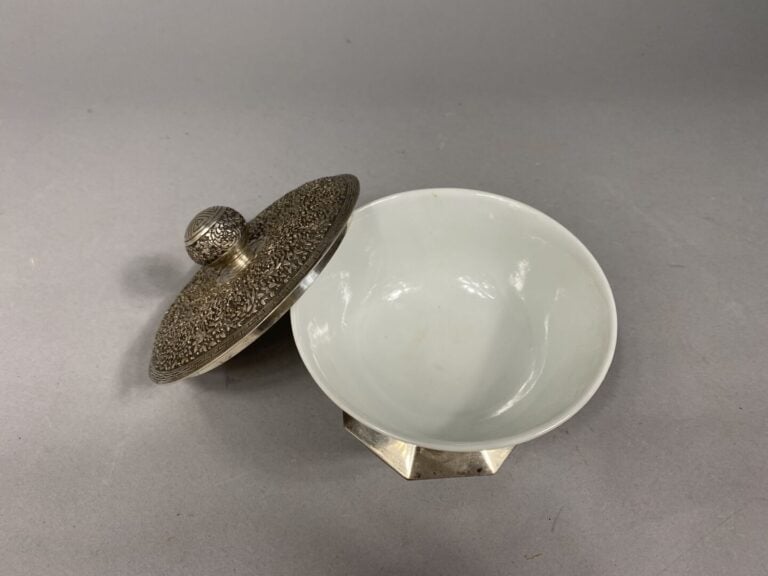 **Chine - Bol en porcelaine émaillée à décor polychrome dit mille fleurs. Montu…