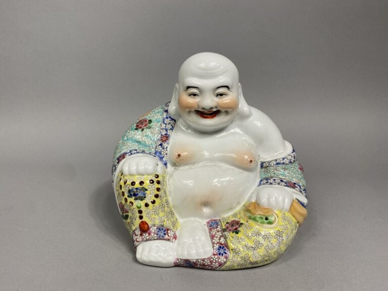 Chine - Bouddha rieur en porcelaine à décor émaillé dans les tons jaune, rose e…