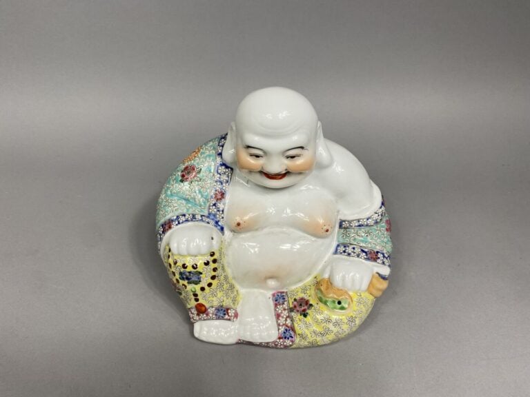 Chine - Bouddha rieur en porcelaine à décor émaillé dans les tons jaune, rose e…