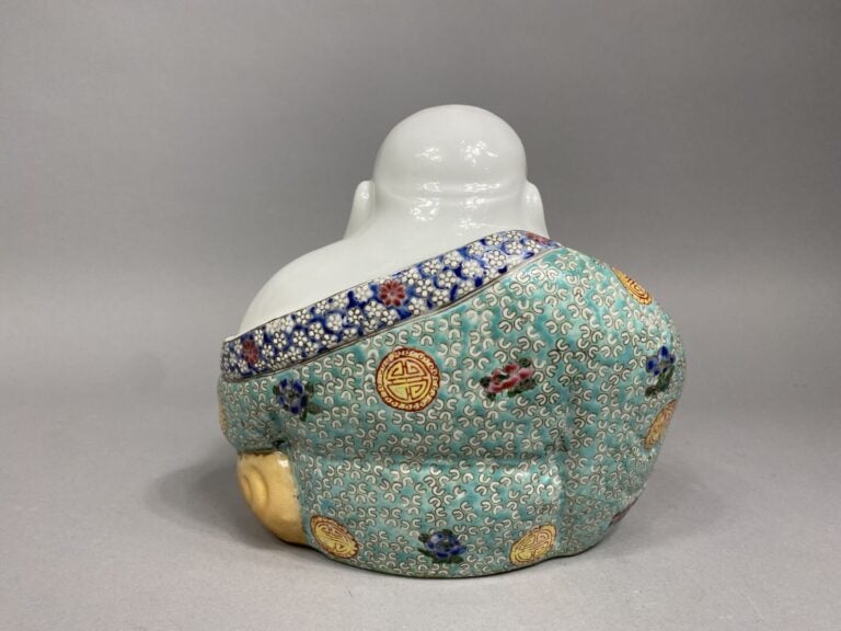 Chine - Bouddha rieur en porcelaine à décor émaillé dans les tons jaune, rose e…