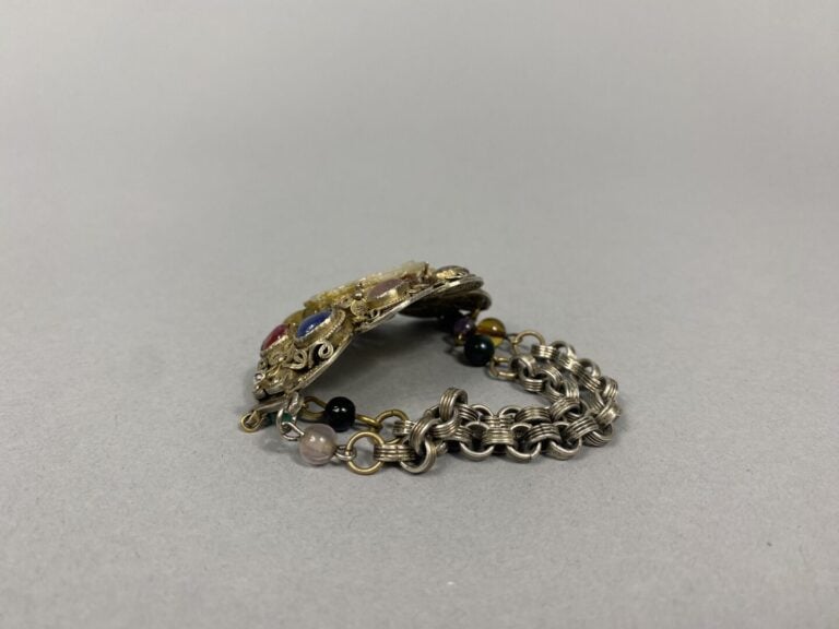 Chine - Bracelet en métal filigrané et cabochons de pierres dont quartz rose et…