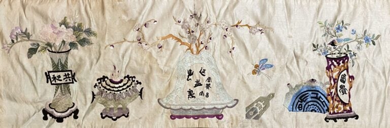 Chine - Broderie de forme rectangulaire en soie nacrée à décor des "cent antiqu…