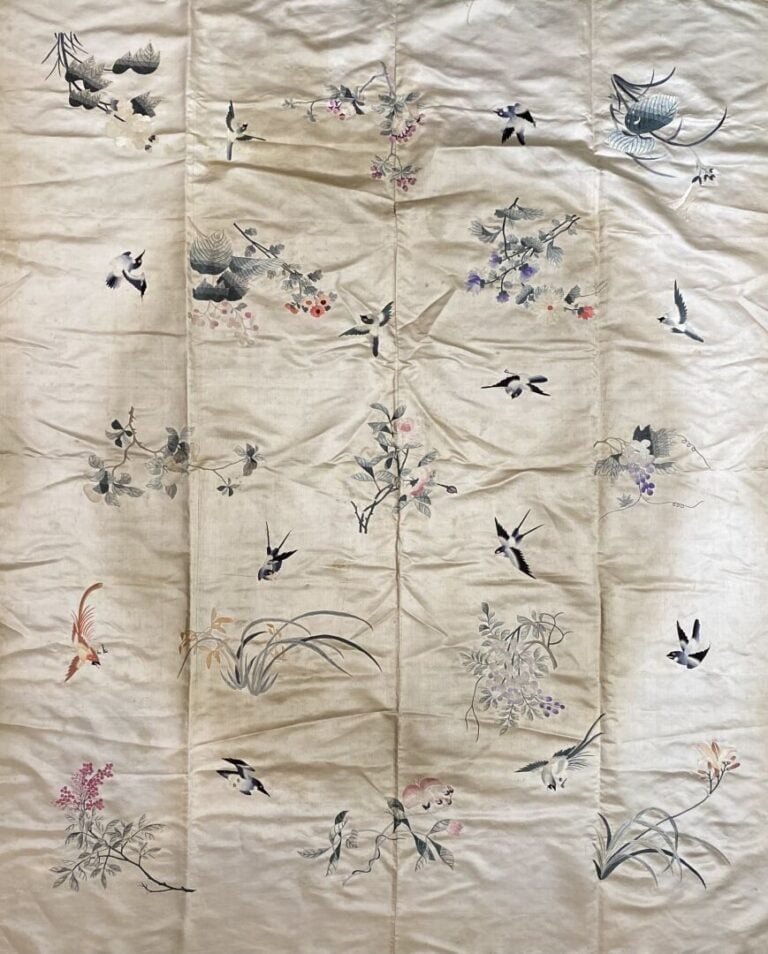 Chine - Broderie sur soie de forme rectangulaire à décor d'oiseaux, branchages…