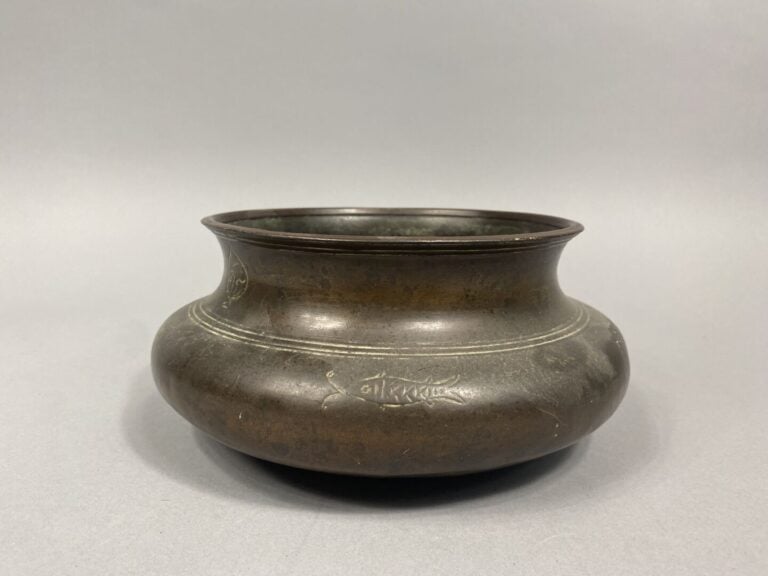 Chine - Brûle parfum en alliage à décor gravé de poissons - H : 10 cm - Diam. :…