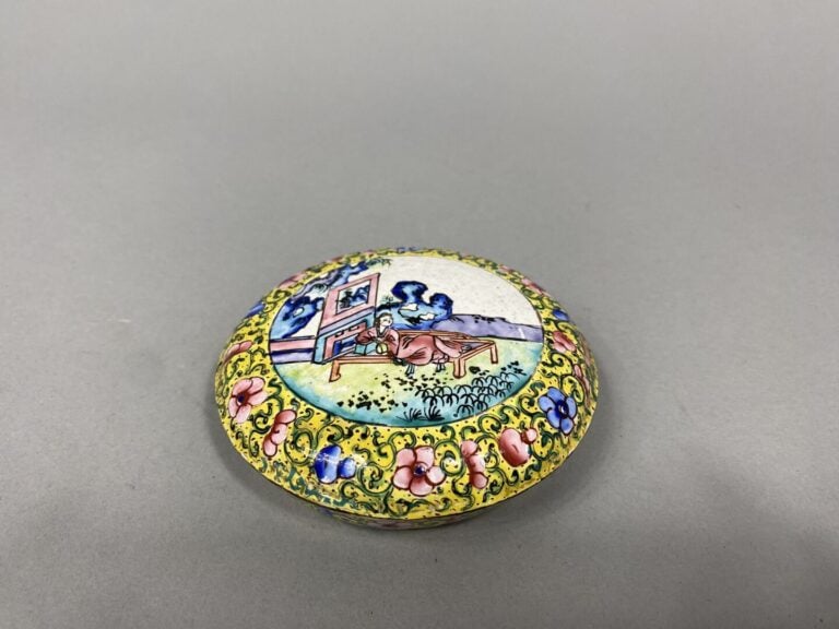 Chine, Canton - Petite boite couverte de forme ronde en émaux cloisonnés à déco…