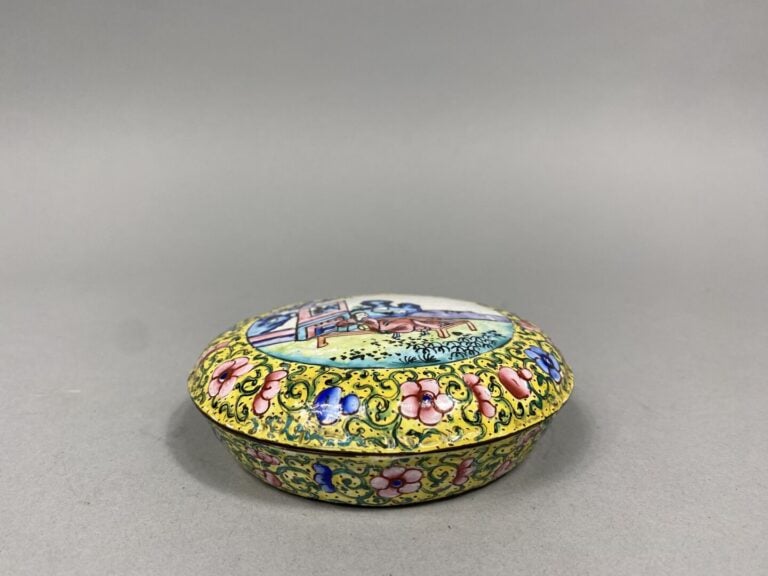 Chine, Canton - Petite boite couverte de forme ronde en émaux cloisonnés à déco…