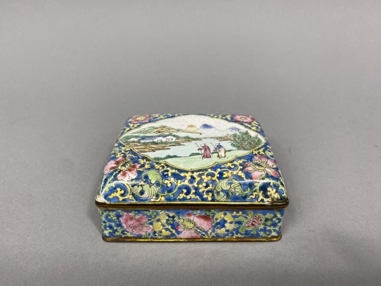 Chine, Canton - Petite boite rectangulaire en émaux cloisonnés à décor en réser…