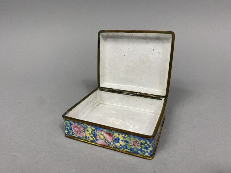Chine, Canton - Petite boite rectangulaire en émaux cloisonnés à décor en réser…