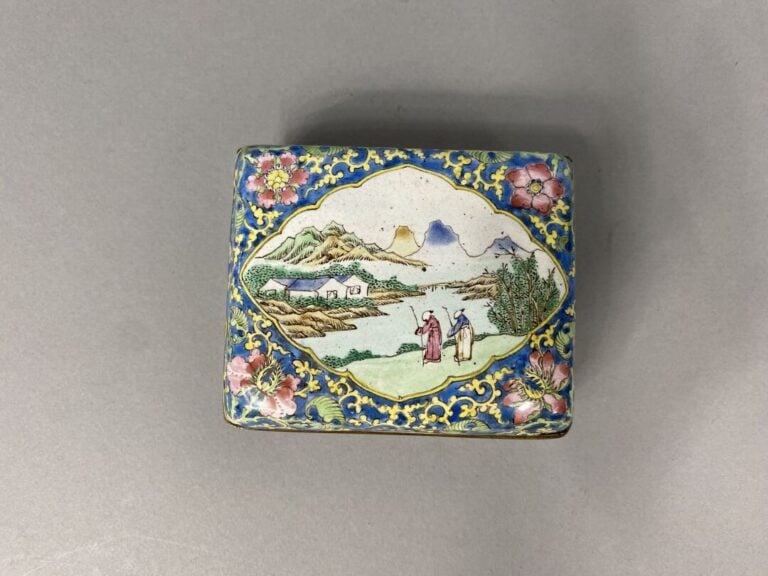 Chine, Canton - Petite boite rectangulaire en émaux cloisonnés à décor en réser…