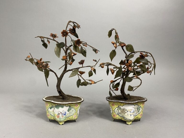 Chine, Canton - Suite de deux petites jardinières en cuivre émaillé polychrome…
