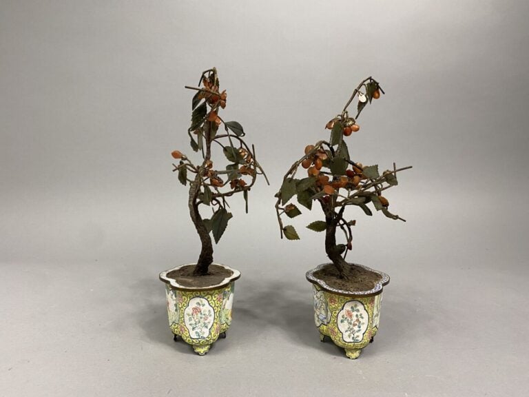 Chine, Canton - Suite de deux petites jardinières en cuivre émaillé polychrome…