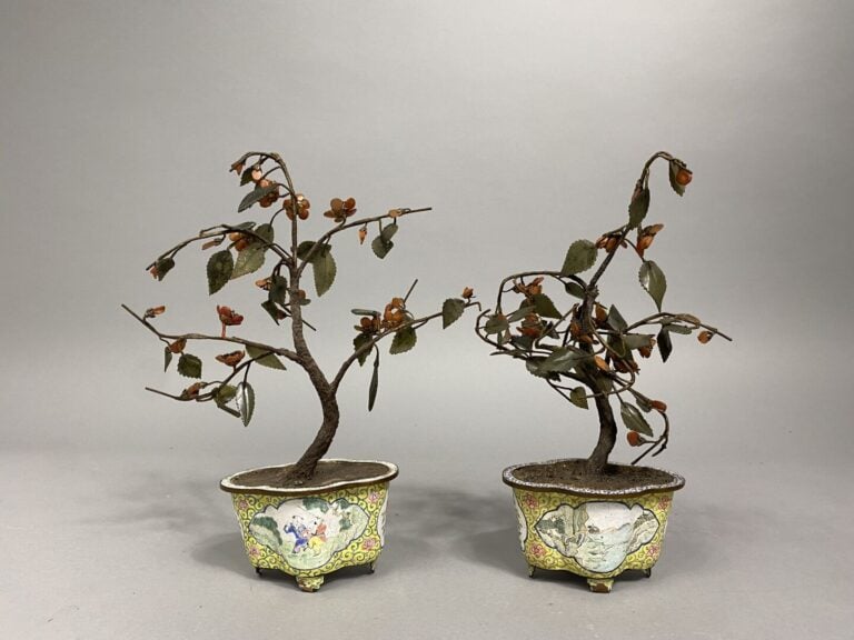 Chine, Canton - Suite de deux petites jardinières en cuivre émaillé polychrome…