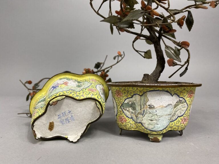 Chine, Canton - Suite de deux petites jardinières en cuivre émaillé polychrome…
