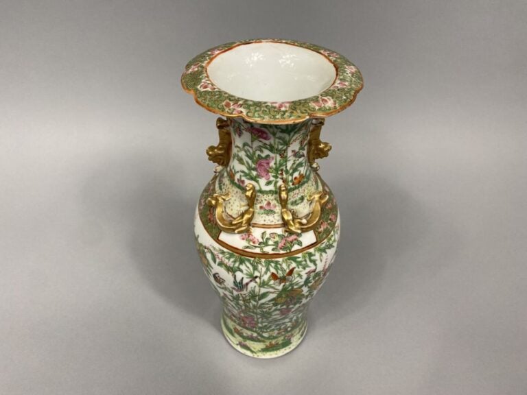 Chine, Canton - Vase balustre en porcelaine de Canton à riche décor de papillon…
