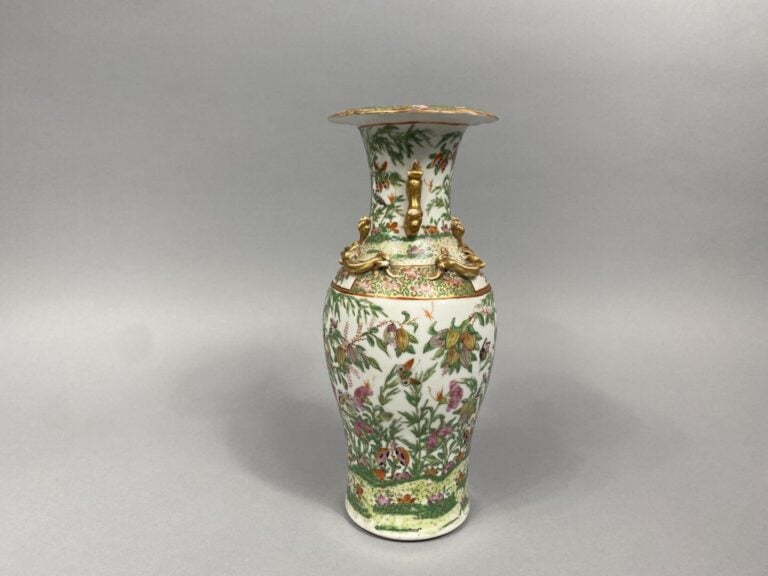 Chine, Canton - Vase balustre en porcelaine de Canton à riche décor de papillon…