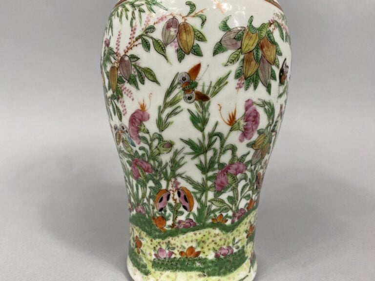 Chine, Canton - Vase balustre en porcelaine de Canton à riche décor de papillon…