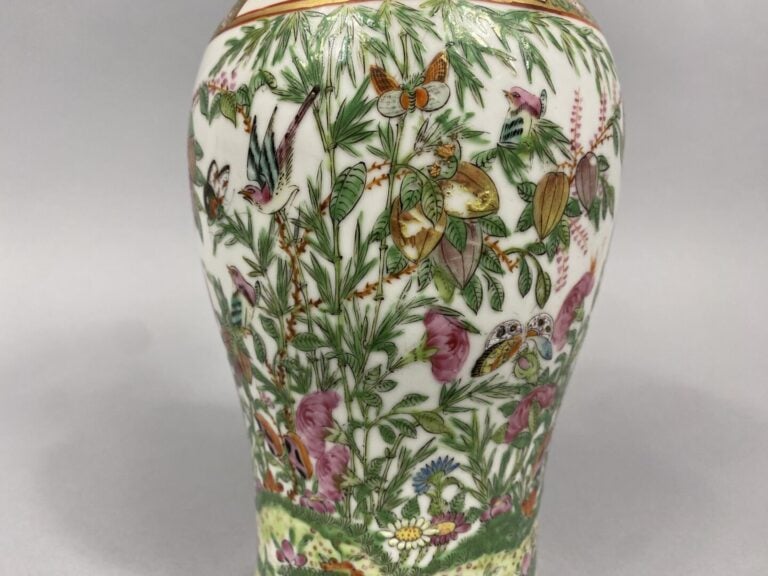 Chine, Canton - Vase balustre en porcelaine de Canton à riche décor de papillon…