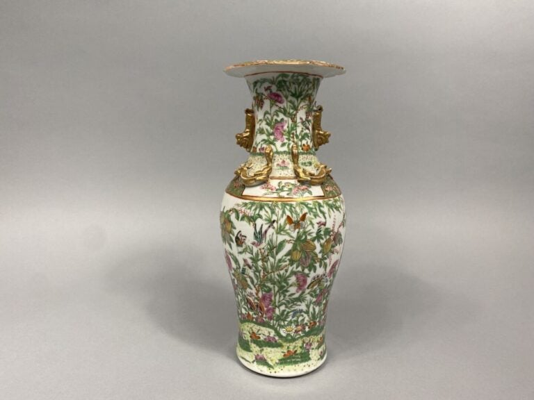 Chine, Canton - Vase balustre en porcelaine de Canton à riche décor de papillon…