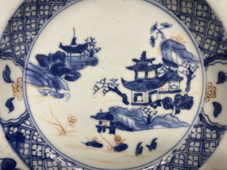 Chine, Compagnie des Indes - Assiette en porcelaine polylobée à décor bleu, dor…