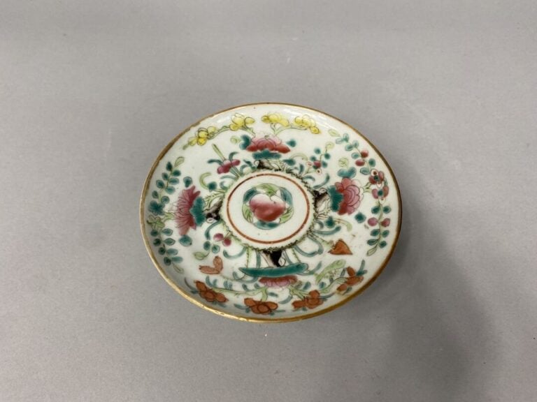 Chine - Coupe sur pied en porcelaine à décor émaillé polychrome de pêches de lo…