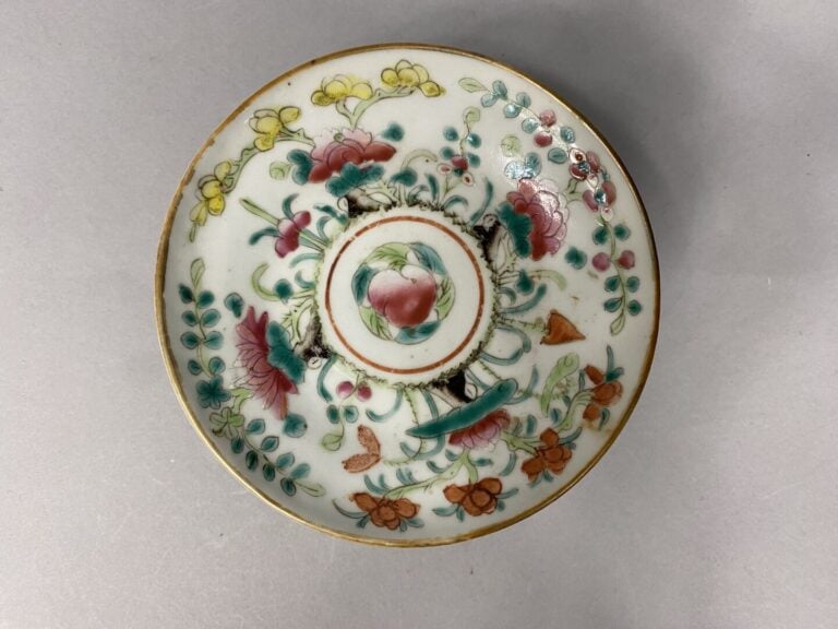 Chine - Coupe sur pied en porcelaine à décor émaillé polychrome de pêches de lo…