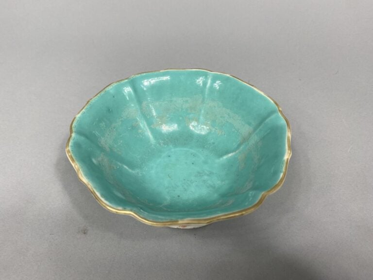 Chine - Coupe sur pied en porcelaine émaillée polychrome à décor de chauves-sou…