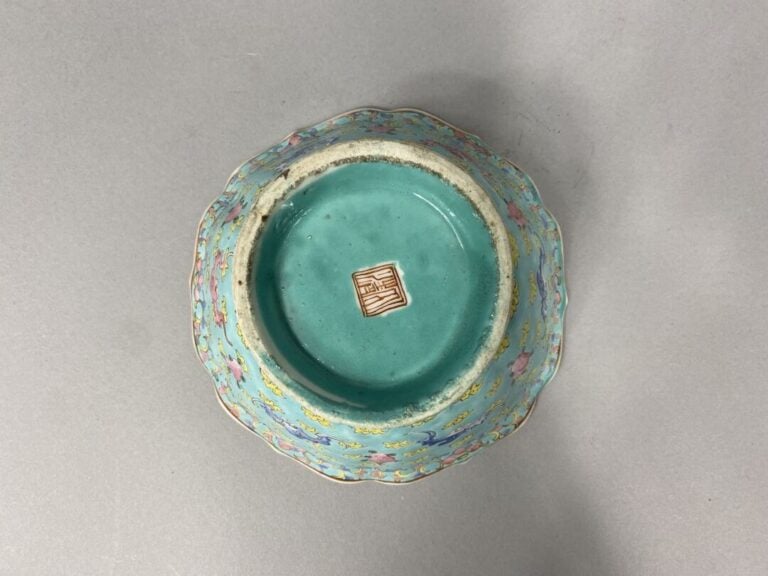 Chine - Coupe sur pied en porcelaine émaillée polychrome à décor de chauves-sou…