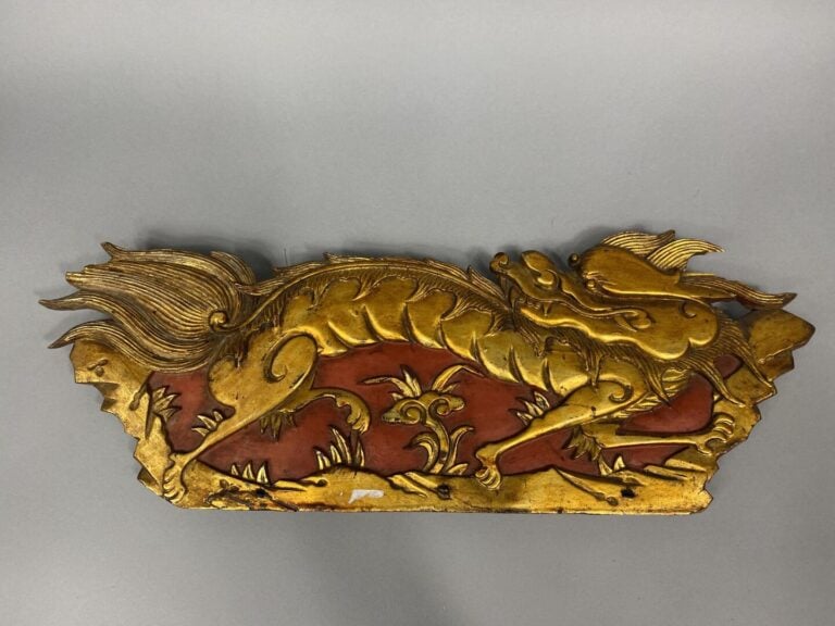 Chine du Sud - Elément d'autel votif en bois laqué rouge et or représentant un…
