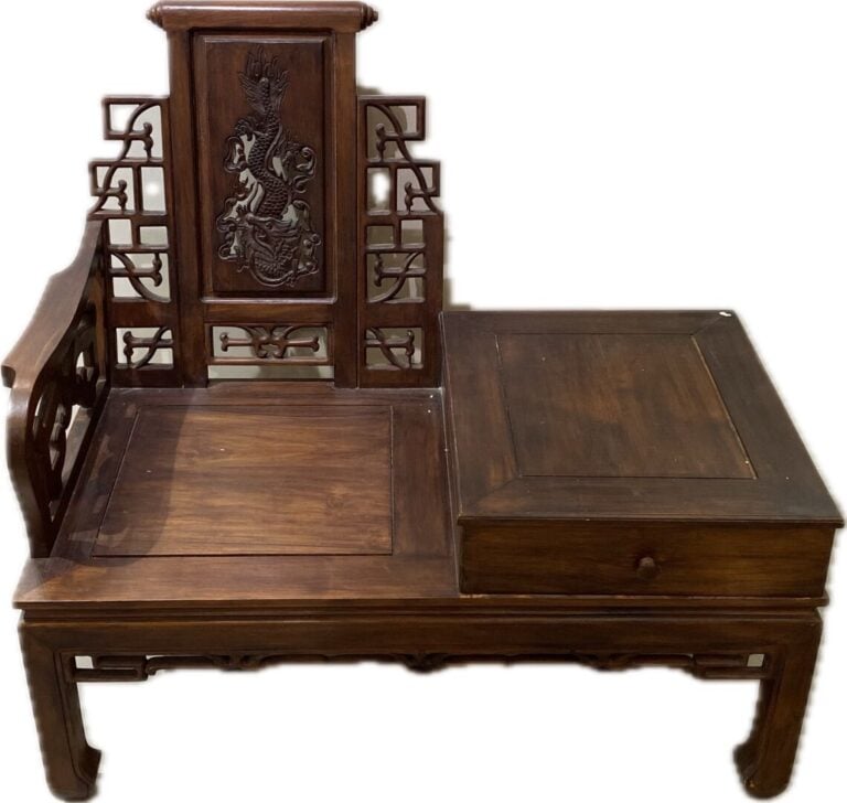 Chine du Sud / Vietnam - Fauteuil et sa table d'appoint à un tiroir. Le dossier…