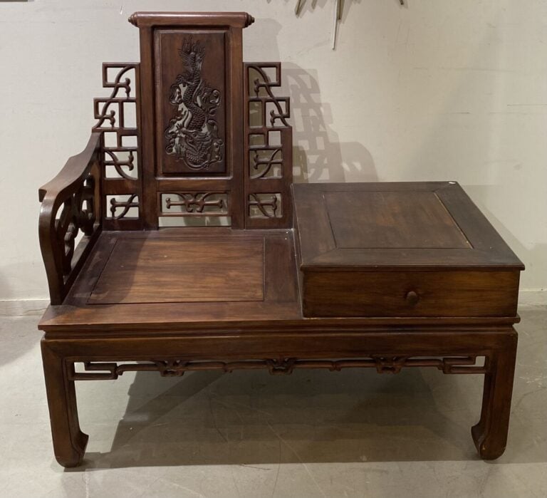 Chine du Sud / Vietnam - Fauteuil et sa table d'appoint à un tiroir. Le dossier…