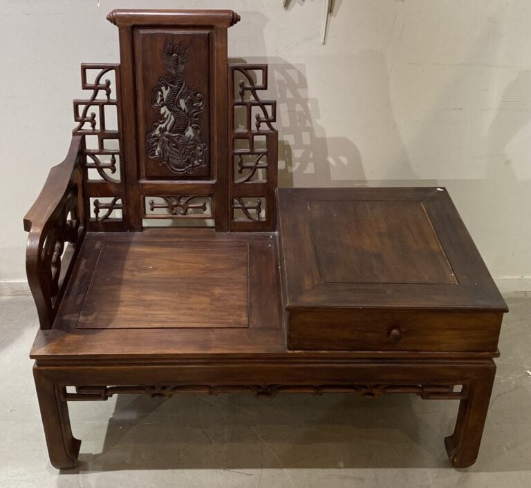 Chine du Sud / Vietnam - Fauteuil et sa table d'appoint à un tiroir. Le dossier…