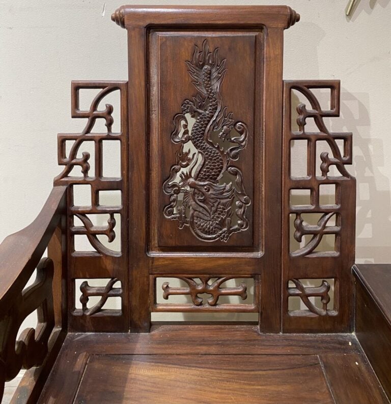 Chine du Sud / Vietnam - Fauteuil et sa table d'appoint à un tiroir. Le dossier…