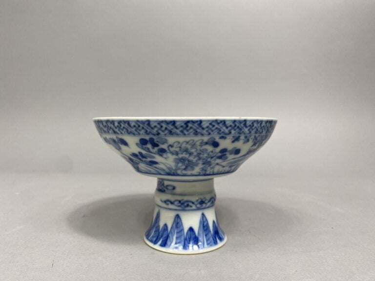 Chine du Sud / Vietnam - Petite coupe sur pied en porcelaine émaillée à décor b…