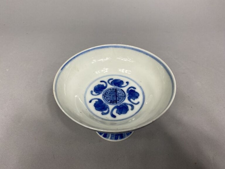 Chine du Sud / Vietnam - Petite coupe sur pied en porcelaine émaillée à décor b…