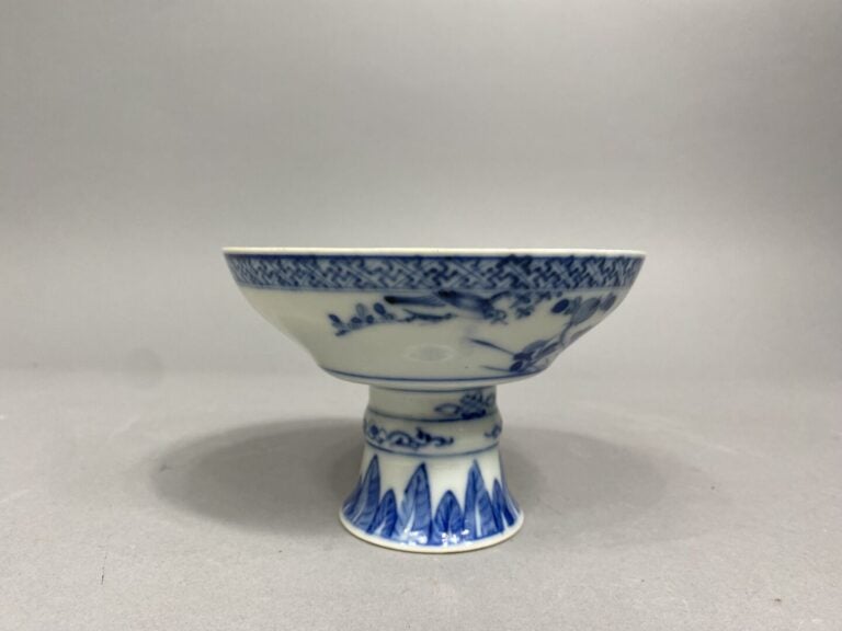 Chine du Sud / Vietnam - Petite coupe sur pied en porcelaine émaillée à décor b…
