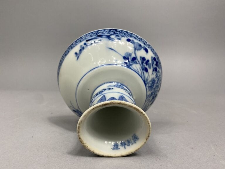 Chine du Sud / Vietnam - Petite coupe sur pied en porcelaine émaillée à décor b…