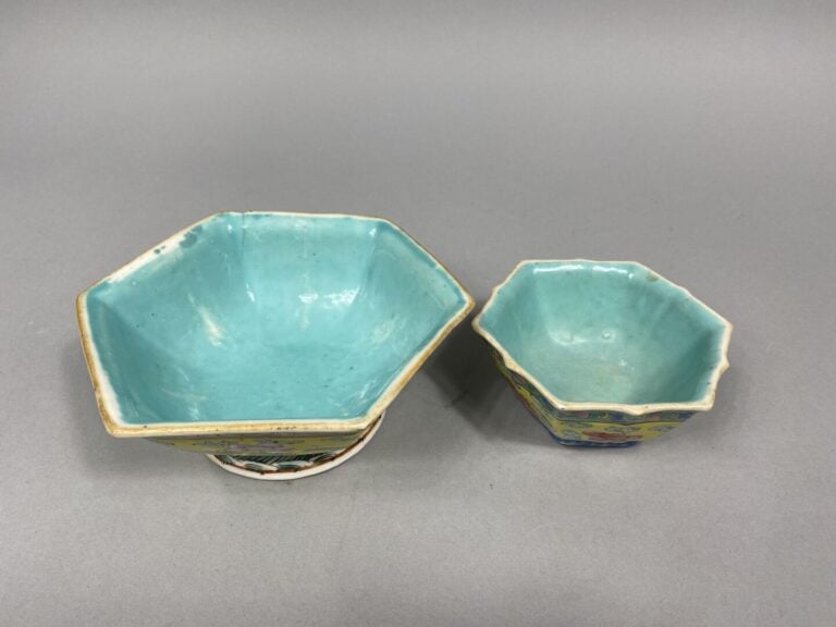 Chine - Ensemble de deux coupes hexagonales en porcelaine émaillée à décor de r…