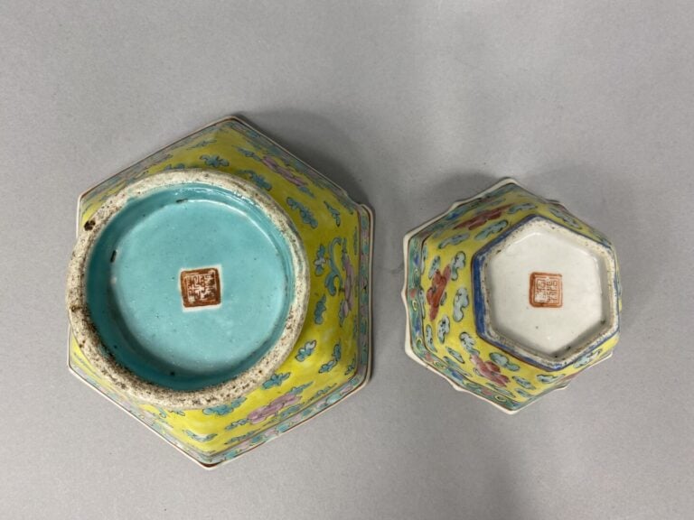 Chine - Ensemble de deux coupes hexagonales en porcelaine émaillée à décor de r…