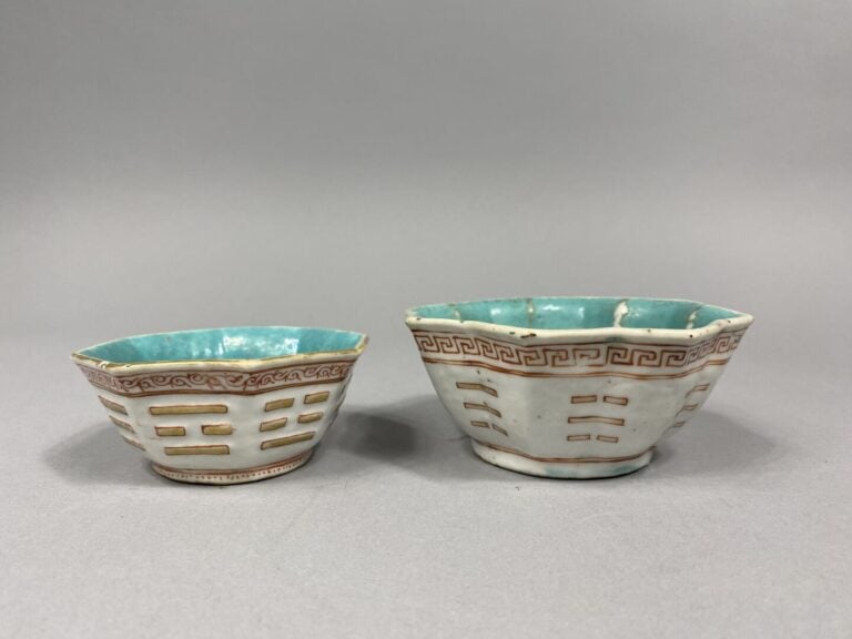Chine - Ensemble de deux coupes octogonales en porcelaine émaillée à décor de d…