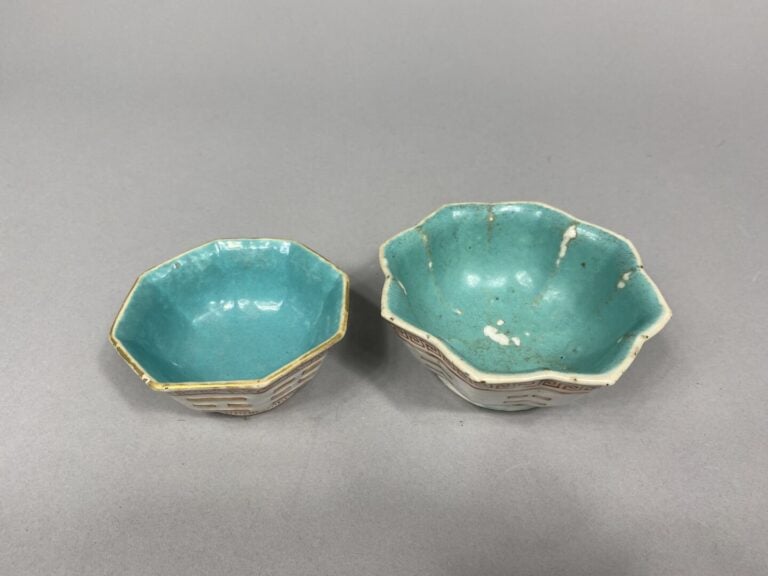 Chine - Ensemble de deux coupes octogonales en porcelaine émaillée à décor de d…