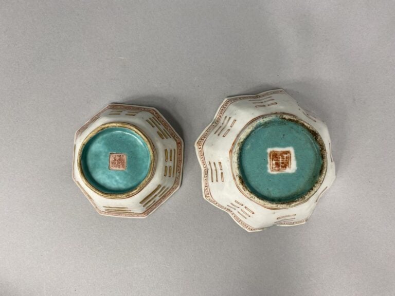 Chine - Ensemble de deux coupes octogonales en porcelaine émaillée à décor de d…