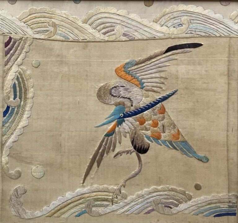 Chine - Ensemble de deux parties de broderies représentant pour l'une un échass…