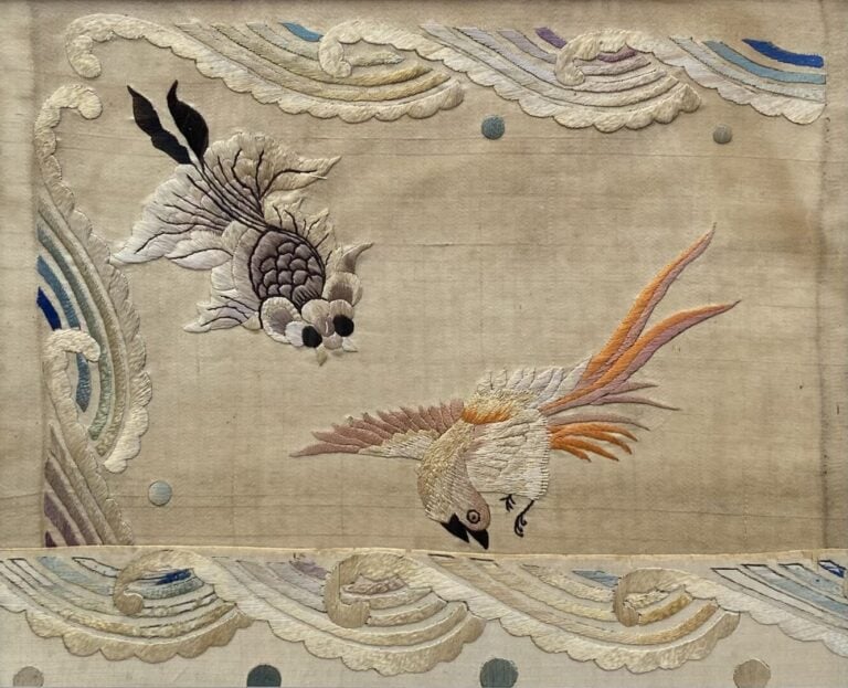 Chine - Ensemble de deux parties de broderies représentant pour l'une un échass…