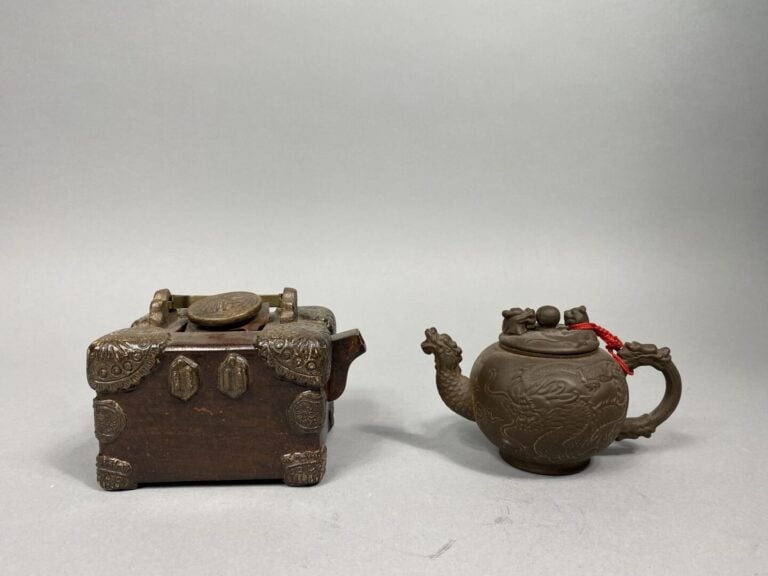 Chine - Ensemble de deux théières en terre cuite, l'une à décor de dragons et t…