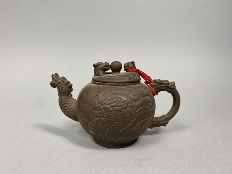 Chine - Ensemble de deux théières en terre cuite, l'une à décor de dragons et t…