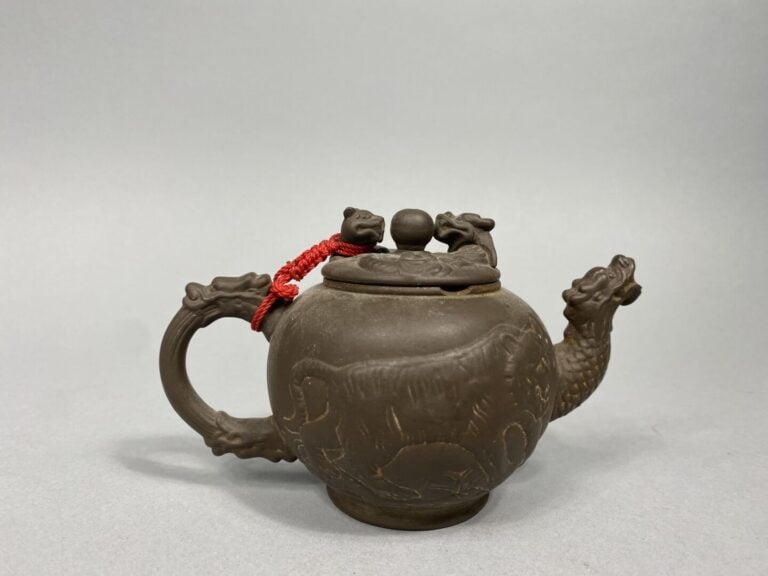 Chine - Ensemble de deux théières en terre cuite, l'une à décor de dragons et t…