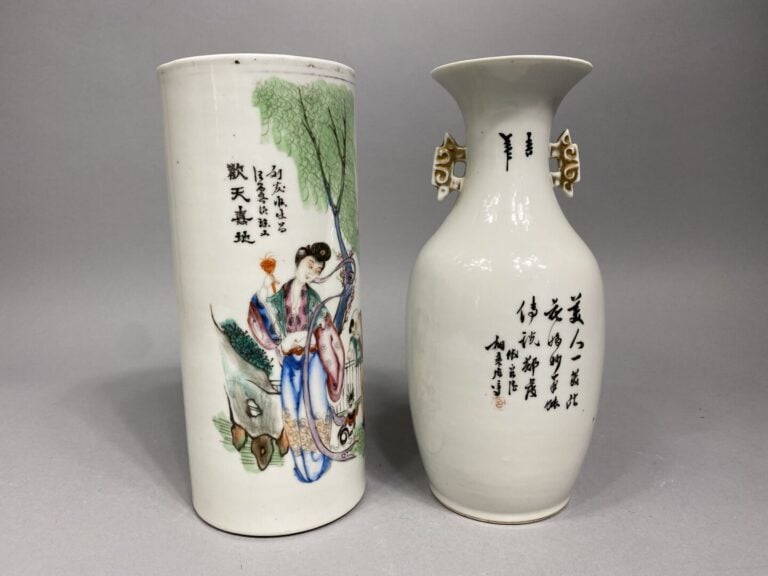 Chine - Ensemble de deux vases en céramique émaillée, l'un de forme rouleau à d…